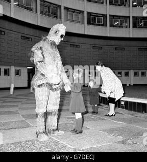 L'acteur Bernard Bresslaw, habillé comme Varga du Dr Who, tient la main de son fils de sept ans James, alors que Mark, âgé de 4 ans, semble incertain. Banque D'Images