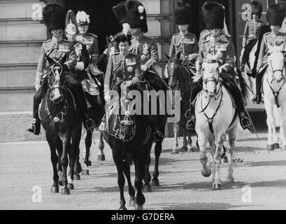 La reine Elizabeth II, portant l'uniforme des gardes Grenadier, quitte le palais de Buckingham pour prendre le salut à la cérémonie du Trooping de la couleur sur la parade des gardes à cheval. Elle est accompagnée du duc d'Édimbourg, du prince Charles et du duc de Kent. Banque D'Images