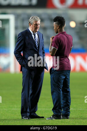 Football - UEFA Euro 2016 - qualification - Groupe E - Estonie / Angleterre - visite du stade d'Angleterre et conférence de presse - A. le Coq A....Roy Hodgson, directeur de l'Angleterre (à gauche), et Raheem Sterling s'attchat sur le terrain lors d'une visite du stade à l'aréna A. le Coq, à Tallinn. Banque D'Images