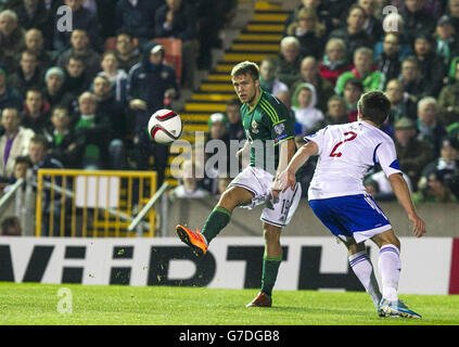 Jamie Ward d'Irlande du Nord en action contre les îles Féroé Jonas Tor Naes lors du match de qualification de l'UEFA Euro 2016 à Windsor Park, Belfast. Banque D'Images