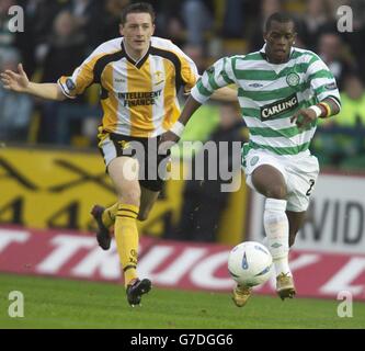 Le Celtic Henri Camara a dépassé le David McNamee de Livingston pour marquer son score lors du match de la Bank of Scotland de la Premier League écossaise au City Stadium de Livingston. Banque D'Images