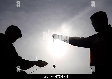 Les concurrents participent aux championnats du monde de conker à Southwick, dans le Northamptonshire. Banque D'Images