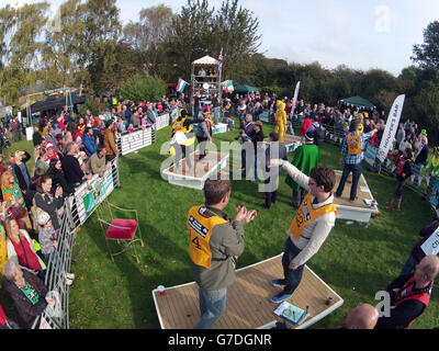 Les concurrents participent aux championnats du monde de conker à Southwick, dans le Northamptonshire. Banque D'Images