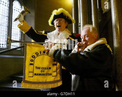 Bruce Jones (à droite), la star de la rue couronnement, rejoint la brasserie de Boddington, Crier, en demandant que le célèbre brasseur de Manchester soit sauvé de sa sortie de sa ville natale.La société mère Interbrew prévoit de fermer la brasserie du centre-ville, ce qui déplaindra la production de la « crème de Manchester » au sud du pays de Galles.La campagne visant à mettre fin à la fermeture est soutenue par le Syndicat des transports et des travailleurs généraux qui se joint à la campagne pour l'Ale réelle (CAMRA) et au Conseil municipal de Manchester. Banque D'Images