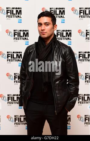 Arash Marandi participe à la première du nouveau film A Girl Walks Home Alone in Night au cinéma Odeon, Londres. Banque D'Images