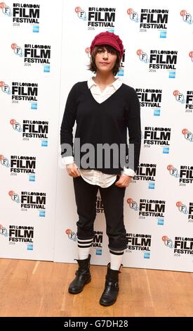Ana Lily Amirpour assister à la première du nouveau film A Girl Walks Home Alone dans la nuit au cinéma Odeon, Londres. Banque D'Images