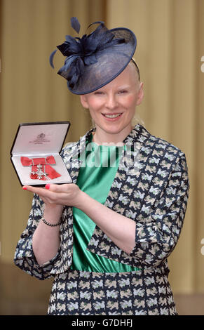 Kelly Gallagher, médaillée d'or paralympique, après avoir reçu une MBE pour les services à Sport pour les personnes ayant une déficience visuelle lors d'une cérémonie d'investiture à Buckingham Palace, Londres. Banque D'Images