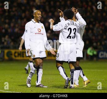 David Bellion (à gauche) de Manchester United, Louis Saha et Kieran Richardson (au centre) célèbrent leur troisième but contre Crewe Alexandra lors de leur troisième match de la Carling Cup à Gresty Road, Crewe. Le troisième but était un but personnel marqué par Stephen Foster. Banque D'Images