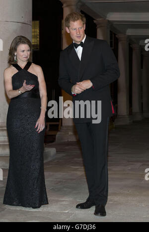 Le Prince Harry est accueilli par Mimi Drake, présidente des initiatives philanthropiques 100 Women in Hedge Funds lorsqu'il arrive pour son dîner de gala en faveur de l'organisme de bienfaisance Well Child au Royal Hospital Chelsea, à Londres. Banque D'Images