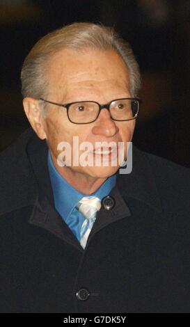 Larry King, personnalité de CNN, arrive à un service commémoratif pour l'acteur Christopher Reeve, à la Juilliard School of Performing Arts de New York, aux États-Unis. Banque D'Images