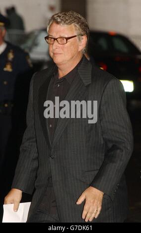 Le réalisateur Mike Nichols arrive à un service commémoratif pour l'acteur Christopher Reeve, à la Juilliard School of Performing Arts de New York, aux États-Unis. Banque D'Images