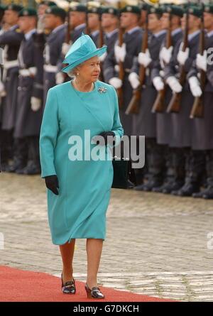 La reine Elizabeth II passe devant un garde cérémoniel à Schloss Charlottenburg à Berlin au début de sa visite d'État de trois jours en Allemagne. Au cours de sa visite avec le duc d'Édimbourg, la Reine dînera où le dictateur de la Seconde Guerre mondiale Adolf Hitler a autrefois rallié ses généraux SS et s'est opposé à des « mongres de guerre » britanniques. Banque D'Images