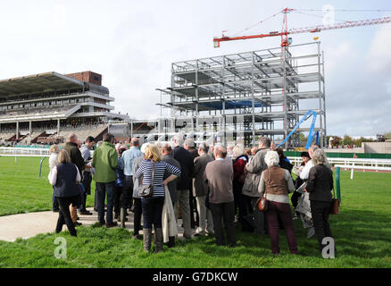 Les Racegoers bénéficient d'une visite en face de la construction de la nouvelle tribune pendant le premier jour de la rencontre Showcase 2014 à Cheltenham Racecourse, Cheltenham. Banque D'Images