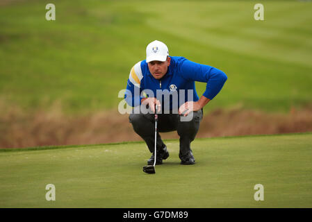 Henrik Stenson d'Europe a créé un putt le premier pendant les matchs de singles le troisième jour de la 40ème Ryder Cup au Gleneagles Golf course, Perthshire. Banque D'Images