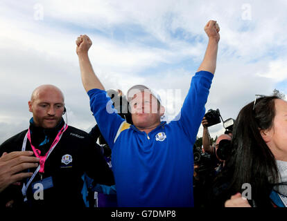 Jamie Donaldson, d'Europe, célèbre la victoire de la Ryder Cup le troisième jour de la 40e Ryder Cup au Gleneagles Golf course, dans le Perthshire. Banque D'Images