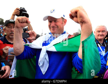 Jamie Donaldson d'Europe célèbre après avoir remporté la Ryder Cup le troisième jour de la 40ème Ryder Cup au Gleneagles Golf course, Perthshire. Banque D'Images