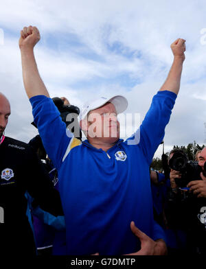 Jamie Donaldson d'Europe célèbre après que l'Europe ait remporté la Ryder Cup le troisième jour de la 40ème Ryder Cup au Gleneagles Golf course, Perthshire. Banque D'Images