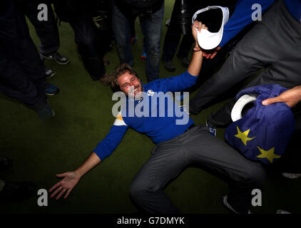 Victor Dubuisson, de l'Europe, célèbre après avoir remporté la Ryder Cup le troisième jour de la 40e Ryder Cup au Gleneagles Golf course, dans le Perthshire. Banque D'Images