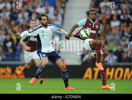 Giorgos Samaras (à gauche) de West Bromwich Albion et Nathaniel Chalobah de Burnley se battent pour le ballon. Banque D'Images