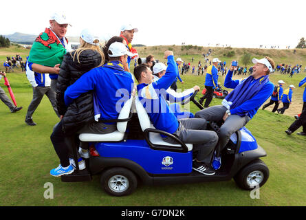 Ian Poulter, d'Europe, prend une photo de ses coéquipiers après avoir remporté la Ryder Cup le troisième jour de la 40ème Ryder Cup au Gleneagles Golf course, Perthshire. Banque D'Images