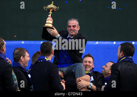 Le capitaine de l'Europe Paul McGinley se lève sur les épaules de Team Europe avec la Ryder Cup lors des présentations du troisième jour de la 40ème Ryder Cup au Gleneagles Golf course, Perthshire. Banque D'Images