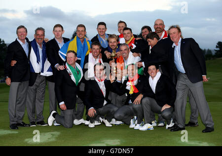 Team Europe pose avec la Ryder Cup le troisième jour de la 40ème Ryder Cup au Gleneagles Golf course, Perthshire. Banque D'Images