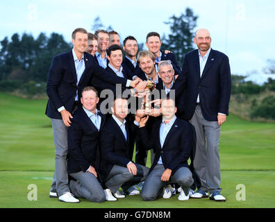 Team Europe pose avec la Ryder Cup le troisième jour de la 40ème Ryder Cup au Gleneagles Golf course, Perthshire. Banque D'Images