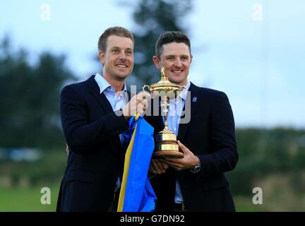 Henrik Stenson (à gauche) et Justin Rose posent avec la Ryder Cup le troisième jour de la 40ème Ryder Cup au Gleneagles Golf course, Perthshire. Banque D'Images