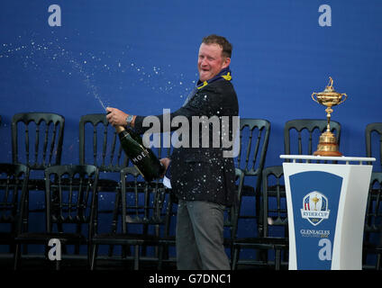 Golf - 40ème Ryder Cup - troisième jour - Gleneagles.Jamie Donaldson, de l'Europe, célèbre avec la Ryder Cup Banque D'Images