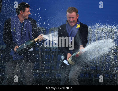 Golf - 40ème Ryder Cup - troisième jour - Gleneagles.Jamie Donaldson, de l'Europe, célèbre avec la Ryder Cup Banque D'Images