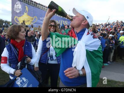 Golf - 40ème Ryder Cup - troisième jour - Gleneagles.Jamie Donaldson, d'Europe, célèbre après avoir remporté la 40e Ryder Cup au Gleneagles Golf course, dans le Perthshire. Banque D'Images