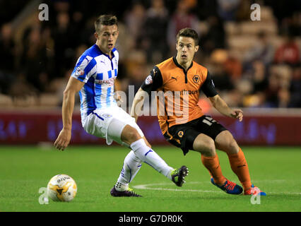 Tommy Rowe de Wolverhampton Wanderers et Jonathan Hogg de HUDDERSFIELD Town lors du match de championnat Sky Bet au Molineux, Wolverhampton. Banque D'Images