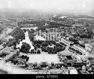 Voyage - vue aérienne de Londres.Vue aérienne de St James' Park, Londres. Vers 1953. Banque D'Images