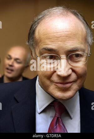 Le chef du parti conservateur Michael Howard parle au personnel du centre communautaire Pollock, à Glasgow, comme l'a vu l'ancien chef Ian Duncan Smith. Banque D'Images