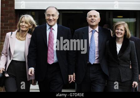 Le chef du parti conservateur Michael Howard (à gauche) et sa femme Sandra partent avec l'ancien chef Iain Duncan Smith et sa femme Betsy après une visite du centre communautaire Pollock à Glasgow. Banque D'Images