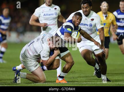 Rugby Union - Aviva Premiership - Bath v Saracens - terrain de loisirs.Kyle Eastman de Bath bat l'attaque de Saracens Rhys Gill lors du match de Premiership d'Aviva au terrain de loisirs de Bath. Banque D'Images