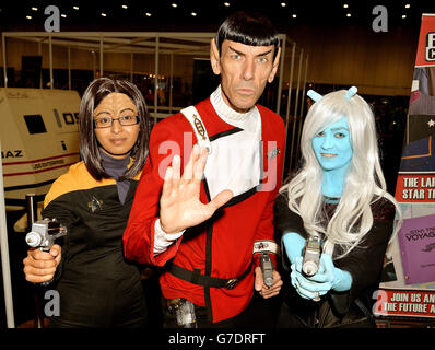 (De gauche à droite) Marina Ahmed, Spock Vegas et Victoria Askham à la destination Star Trek 3 convention au centre Excel de Docklands est de Londres, où les fans peuvent acheter des souvenirs, des t-shirts, des DVD et rencontrer les stars de la série Sci-fi TV et film. Banque D'Images