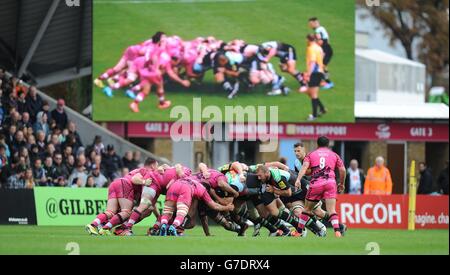 Rugby Union - Aviva Premiership - Harlequins / London Welsh - Twickenham Stoop.Les joueurs gallois de Harlequins et de Londres disputent une mêlée lors du match Aviva Premiership à Twickenham Stoop, Londres. Banque D'Images