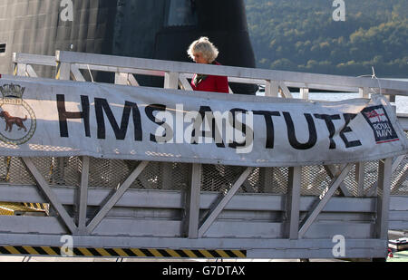 La duchesse de Cornwall,Connue sous le nom de duchesse de Rothesay, en Écosse, traversant le gangway de HMS astute alors qu'elle rejoint les officiers supérieurs de la base navale de HM Clyde pour accueillir le retour du sous-marin depuis son déploiement inaugural en février, où elle a contribué à la présence du Royaume-Uni en Méditerranée. Banque D'Images