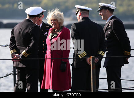 La duchesse de Cornwall, connue sous le nom de duchesse de Rothesay en Écosse sur HMS astute alors qu'elle rejoint les officiers supérieurs de la base navale de HM Clyde pour accueillir le retour du sous-marin de son premier déploiement en février, où elle a contribué à la présence du Royaume-Uni en Méditerranée. Banque D'Images