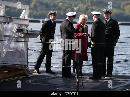 La duchesse de Cornwall, connue sous le nom de duchesse de Rothesay en Écosse sur HMS astute alors qu'elle rejoint les officiers supérieurs de la base navale de HM Clyde pour accueillir le retour du sous-marin de son premier déploiement en février, où elle a contribué à la présence du Royaume-Uni en Méditerranée. Banque D'Images