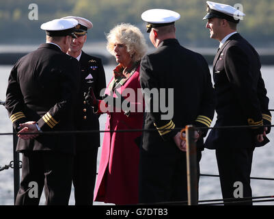 La duchesse de Cornwall, connue sous le nom de duchesse de Rothesay en Écosse sur HMS astute alors qu'elle rejoint les officiers supérieurs de la base navale de HM Clyde pour accueillir le retour du sous-marin de son premier déploiement en février, où elle a contribué à la présence du Royaume-Uni en Méditerranée. Banque D'Images