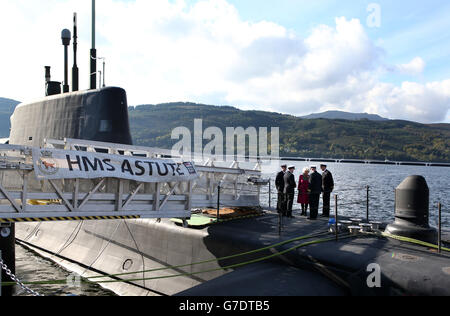 La duchesse de Cornwall, connue sous le nom de duchesse de Rothesay en Écosse sur HMS astute alors qu'elle rejoint les officiers supérieurs de la base navale de HM Clyde pour accueillir le retour du sous-marin de son premier déploiement en février, où elle a contribué à la présence du Royaume-Uni en Méditerranée. Banque D'Images