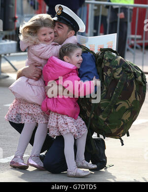 Le sous-marin Tony Simpson, originaire d'Helensburgh, prend ses enfants Iyla, 7 ans (à gauche) et Rheana, 4 ans, après avoir débarqué le HMS astute à la base navale de Clyde, en Écosse, suite au déploiement inaugural du sous-marin en février, où il a contribué à la présence du Royaume-Uni en Méditerranée. Banque D'Images