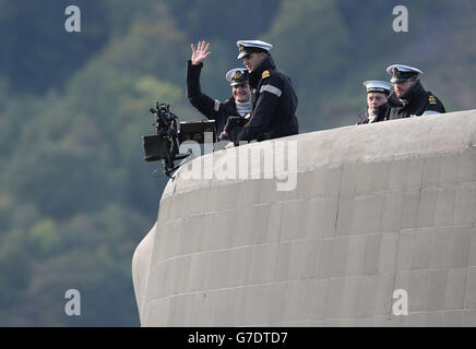 Les sous-mariniers se délatent du HMS astute lors de son retour à la base navale de HM Clyde lors d'une cérémonie spéciale après l'achèvement de son déploiement inaugural où il a contribué à la présence du Royaume-Uni en Méditerranée. Banque D'Images