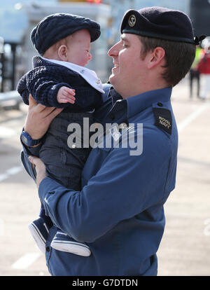 Sous-marin Callum Sweeney de Livingston avec son fils Noah (5 mois) après avoir débarqué de l'astucieux de HMS à la base navale de HM Clyde, en Écosse, suite au déploiement inaugural des sous-marins en février, où il a contribué à la présence du Royaume-Uni en Méditerranée. Banque D'Images