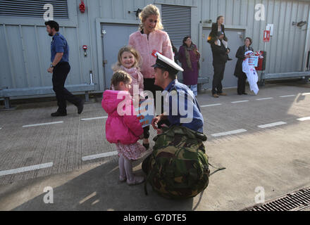 Le sous-marin Tony Simpson de Helensburgh avec ses enfants Iyla,7 et Rheana,4 (à gauche) et sa femme Jayne après avoir débarqué de HMS astute à la base navale de Clyde, en Écosse, après le déploiement de la jeune fille des sous-marins en février, où il a contribué à la présence du Royaume-Uni en Méditerranée. Banque D'Images