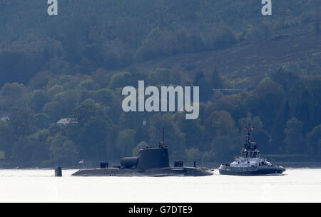 HMS astute après son retour à la base navale de HM Clyde lors d'une cérémonie spéciale après l'achèvement de son déploiement inaugural où il a contribué à la présence du Royaume-Uni en Méditerranée. Banque D'Images