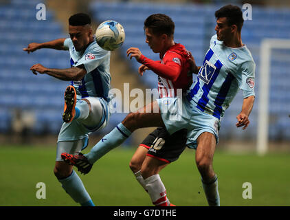 Soccer - Johnstone's Paint Trophy - second tour - Coventry City / Exeter City - Ricoh Arena.Jordan Willis de Coventry City et Thomas de Conor et Tom Nicholls d'Exeter City Banque D'Images