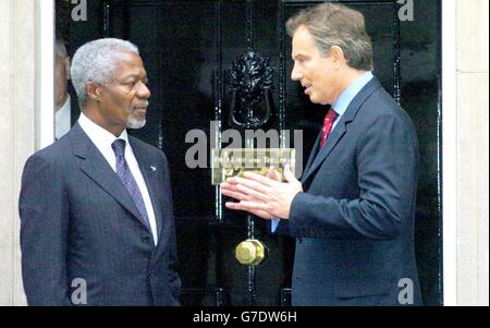 Le secrétaire général des Nations unies Kofi Annan s’entretient avec le Premier ministre britannique Tony Blair alors qu’il quitte Downing Street dans le centre de Londres. Le Secrétaire général avait déjà rencontré le Secrétaire britannique aux affaires étrangères Jack Straw alors que les deux discutaient de la situation actuelle en Iraq, ainsi que des questions concernant le processus de paix au Moyen-Orient et les problèmes à Dafur. Banque D'Images